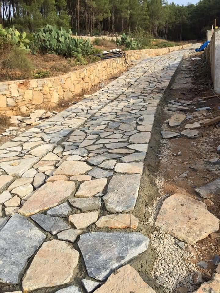 Tuzla Tepeören villa bahçe taş yürüyüş yolu